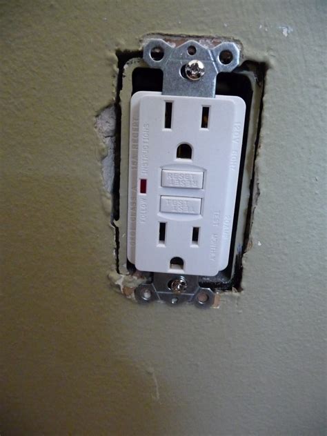 Farm House Sisters: DIY: Electrical Outlets