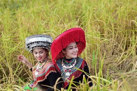The beauty of traditional costumes of Vietnamese ethnic ...