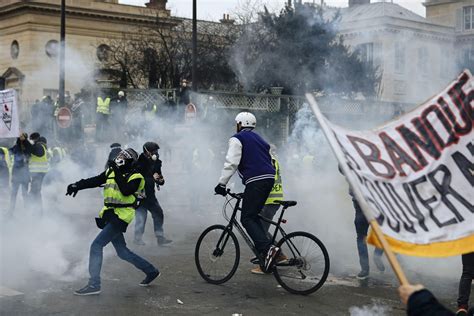 Frances First Yellow Vest Protests Of New Year Brings Tear Gas Fires