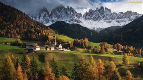 Tapety Zdjęcia Kościół Dolomity Góry Włochy Chmury Domy Dolina