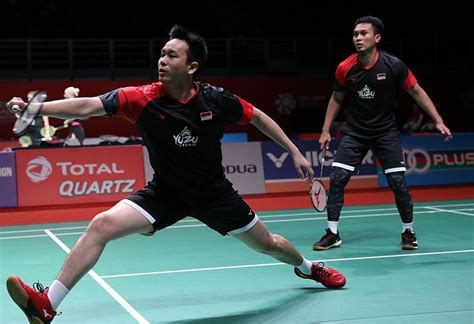 Tentu, juga dibalas dengan senyuman manis. Hendra Setiawan Punya Cara Tersendiri Atasi Penampilan ...