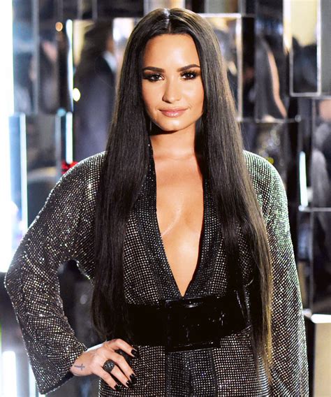 Demi Lovatos Choppy Lob Haircut