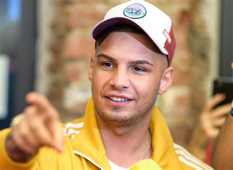 Erst kürzlich ließ er sich ein großes bild auf seinem unterarm stechen, jetzt wagte der. Pietro Lombardi entschuldigt sich für Beleidigung gegen ...