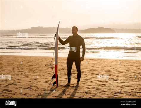 Surfista Fuerte Con Tabla De Surf En La Playa Surfing Al Atardecer O Al