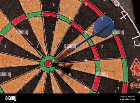 Winmau Diamond Pub Dartboard Blue Dart Scores 50 In The Bullseye Stock