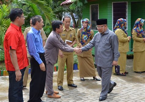 Tim sepakbola yang menang akan. Rombongan disambut langsung wakil ketua DPRD Kukar H ...