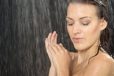 vrouw die haar gel van de lichaamsdouche wassen stock afbeelding afbeelding bestaande uit