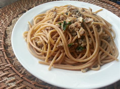 Gli spaghetti alle vongole sono un primo piatto tipico della tradizione culinaria napoletana. Spaghetti Integrali alle Vongole (ricetta light) - A Tavola con Lia