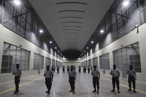 Mega Cárcel Para Pandilleros Genera Polémica En El Salvador Los Angeles Times