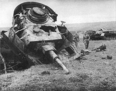 Soviet Soldiers Examine A Panzer Iv Ausf H Destroyed At The Kursk