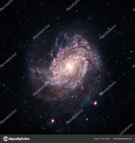 Los brazos espirales del disco contienen gas. Messier 83 es una galaxia espiral barrada en la ...