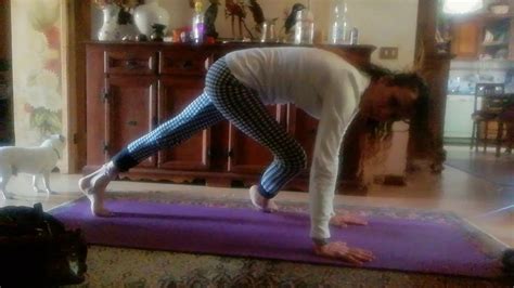 ashtanga yoga salto avanti e seduti youtube