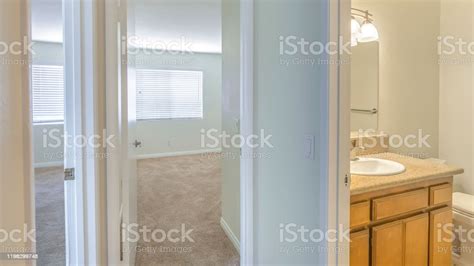 Foto De Panorama Várias Portas E Banheiro Limpo Dentro E Mais Fotos De