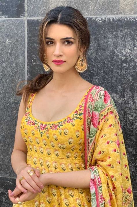 kriti sanon wiki bio age figure size height hd images wallpapers download images