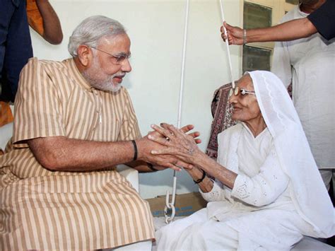 In Pics Pm Narendra Modis Touching Moments With His Mother Oneindia News