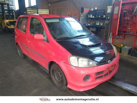 Daihatsu Yrv V Dvvt Sloopvoertuig Rood