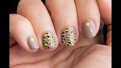 Los conejitos también son de los animales que más son usados para decoración de uñas por esa misma razón te mostramos este diseño muy bonito pero a. Diseño para uñas cortas: animal print nude neon / short ...
