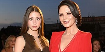 Catherine Zeta-Jones y su hija Carys hacen impactante dúo en el desfile ...