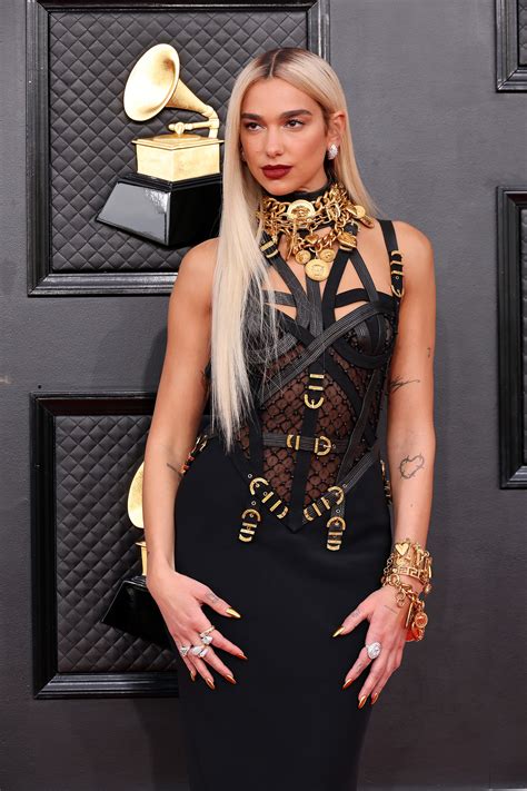 Dua Lipa Impacta En Los Grammys Con Vestido Versace Y Cabello