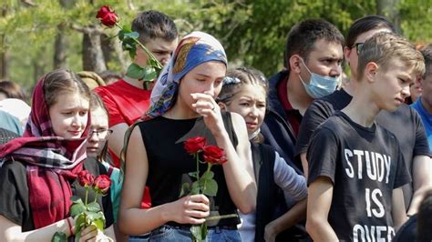 Russians Pay Tribute To Victims Of Mass Shooting At Kazan School World News Hindustan Times