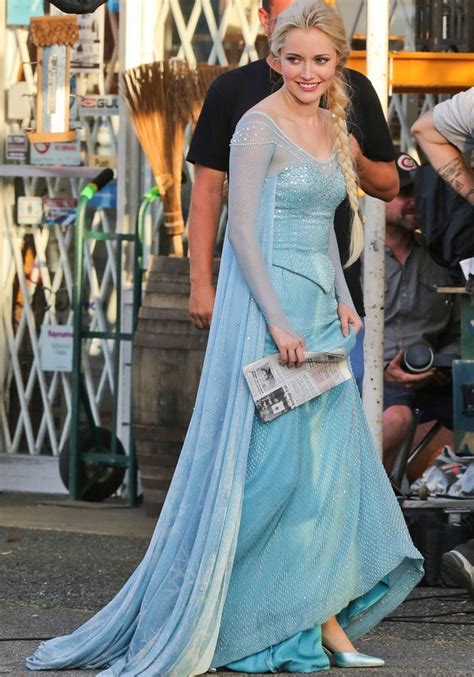 Erstes Foto So sieht Eiskönigin Elsa in echt aus Elsa cosplay Elsa costume Disney