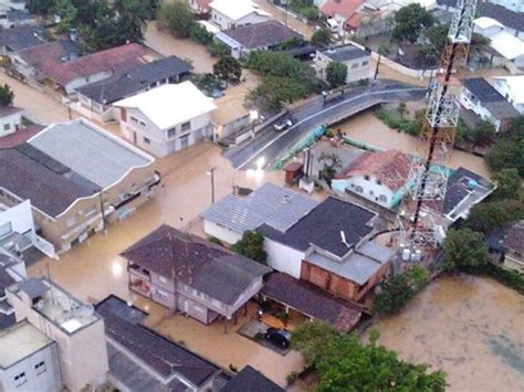 G1 Após Chuvas Correnteza Se Forma Em Rua Alagada De Palhoça Vídeo Notícias Em Santa Catarina