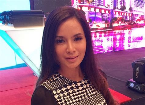 Daphne eleanor iking (lahir tahun 1978 di sabah) adalah seorang peragawati, pembawa acara televisi, dan aktris dari malaysia. Tiada Rezeki Hamil, Daphne Iking Idam Anak Angkat