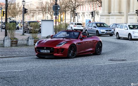 Yep, press a button, and in 12 seconds you'll have the wind in your hair and exhaust note in your eardrums. Jaguar F-TYPE R AWD Convertible - 21 oktober 2019 - Autogespot
