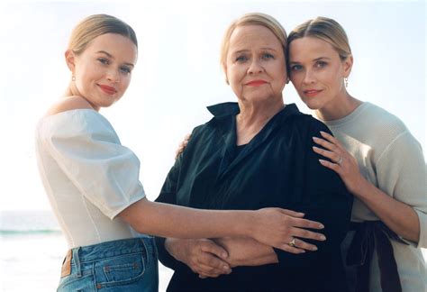 Reese Witherspoon Poses With Lookalike Mom Daughter Ava 19