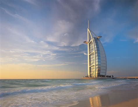 L' hotel la vela, della famiglia consalvo, è situato nel caratteristico borgo di pioppi, bandiera blu. Hotel Dubai - Burj Al Arab - La Vela - Etnia Travel Concept