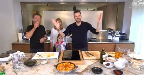 Avec des accessoires de cuisine adéquats, il ne faut que quelques instants, avec un fouet pour monter des œufs en neige ou dénoyauter une cerise. "Tous en cuisine" : Emu, Cyril Lignac fait ses adieux aux ...