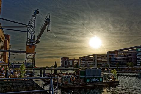 In zwei minuten ist man zu fuß am wasser des innenhafens. Pausenbild: Duisburg Innenhafen | zoom