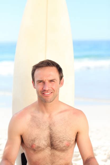 Hombre Con Su Tabla De Surf Foto Premium