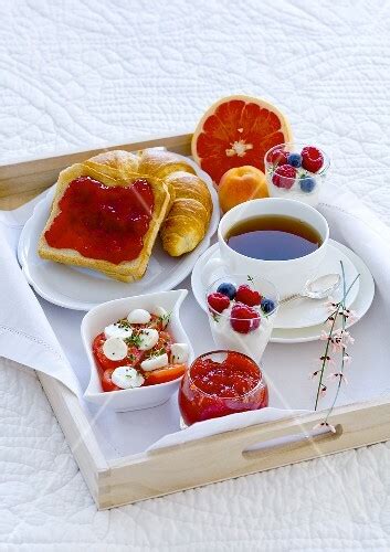 Wer es exquisiter mag, mit einem sekt Frühstück im Bett mit Tee, Marmelade … - Bilder kaufen - 913270 StockFood