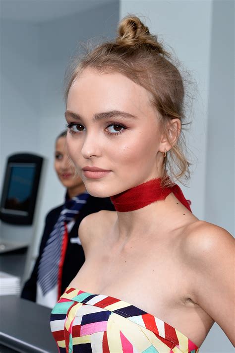 Her mother is french singing sensation vanessa paradis, and her father is american actor johnny depp. Lily-Rose Depp's Makeup and Topknot at Chanel Spring 2016 ...