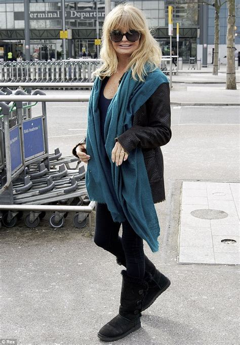 Goldie Hawn Looks Radiant As She Touches Down In London Daily Mail Online