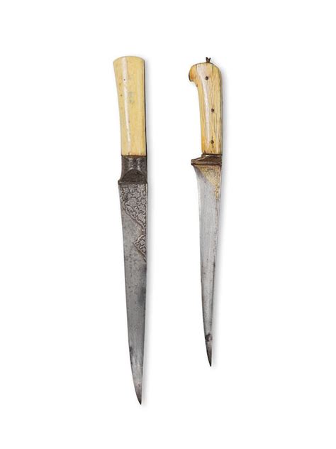 bonhams cornette de saint cyr deux dagues en acier à manches en ivoire marin kards perse