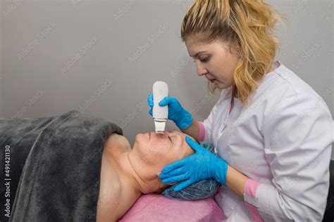 Hardware Cosmetology Cosmetologist Does Moisturizing Conductive Gel