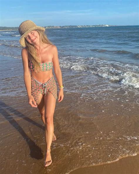 Laurita Fernández posó en microbikini floreada desde la playa