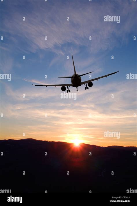 Flying Airplane Sunset Hi Res Stock Photography And Images Alamy
