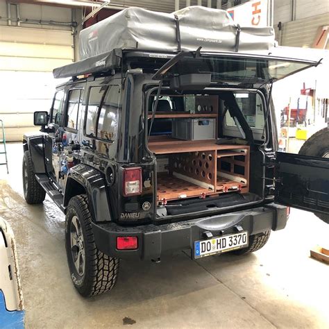 Jeep Wrangler Unlimited Jk Unterwegs Mit Dachzelt Und Campingausbau