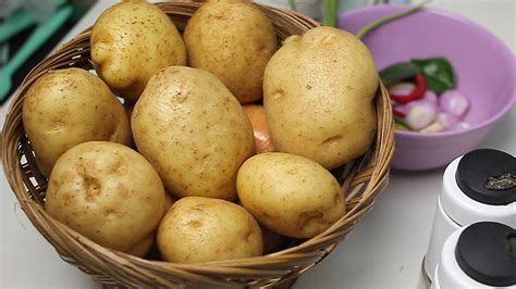 Potong kentang dengan ukuran sedang. Cara Buat Kerupuk Kentang Sehat Cocok Untuk Camilan Keluarga