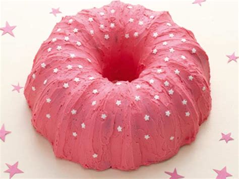 Patrick's day, who would've thought! Raspberry yoghurt birthday bundt - Saga