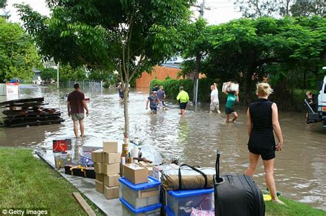 Cyclone Yasi Roars Towards Australias Flood Ravaged North Daily Mail