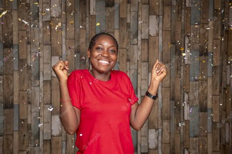 Mujer Feliz Celebrando Con Confeti Delante De Una Pared De Madera