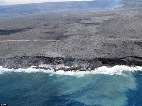 Hawaiis Kilauea Volcano Erupts Into Pacific Ocean For The First Time
