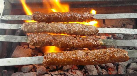 Ilk olarak yağlı kuzu yada dana kıyma (tavsiye edilen kuzu kıymadır. Ev yapımı ADANA KEBAP Tarifi | Mangallık Adana Kebap nasıl ...