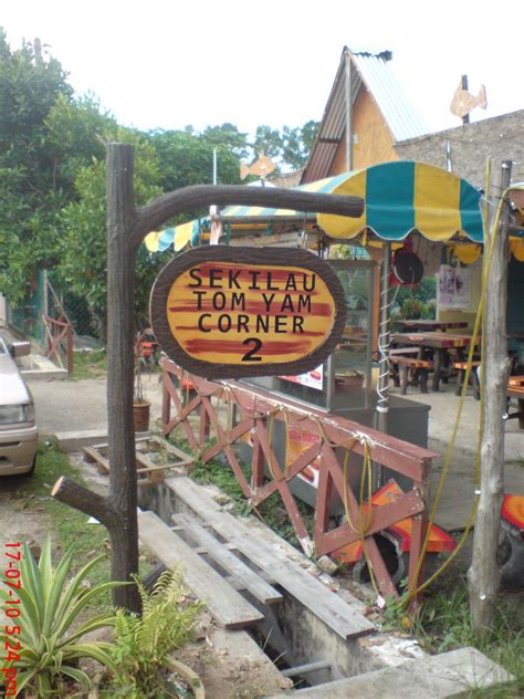 Kayu, papan kayu, papan kayu kosong dengan tali, furnitur, daun. D'seni: simen berbentuk ukiran kayu,papan tanda untuk no ...