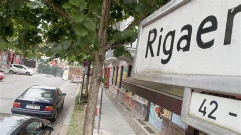 Rigaer straße is a street in friedrichshain, berlin that runs from bersarinplatz in the west to the railway station frankfurter allee in the east. Rigaer Straße: Berliner Polizei sprengt verdächtige ...