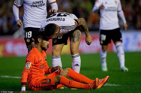 El elegido pero su alto coste, un escollo. Lionel Messi is hit by a bottle afte last-gasp Barcelona ...